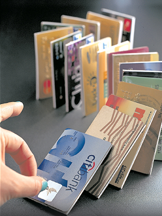 카드 할부 계속 쓰면 손해일까? — 모르면 계속 돈 나갑니다 (2026 기준 이자 구조 정리)